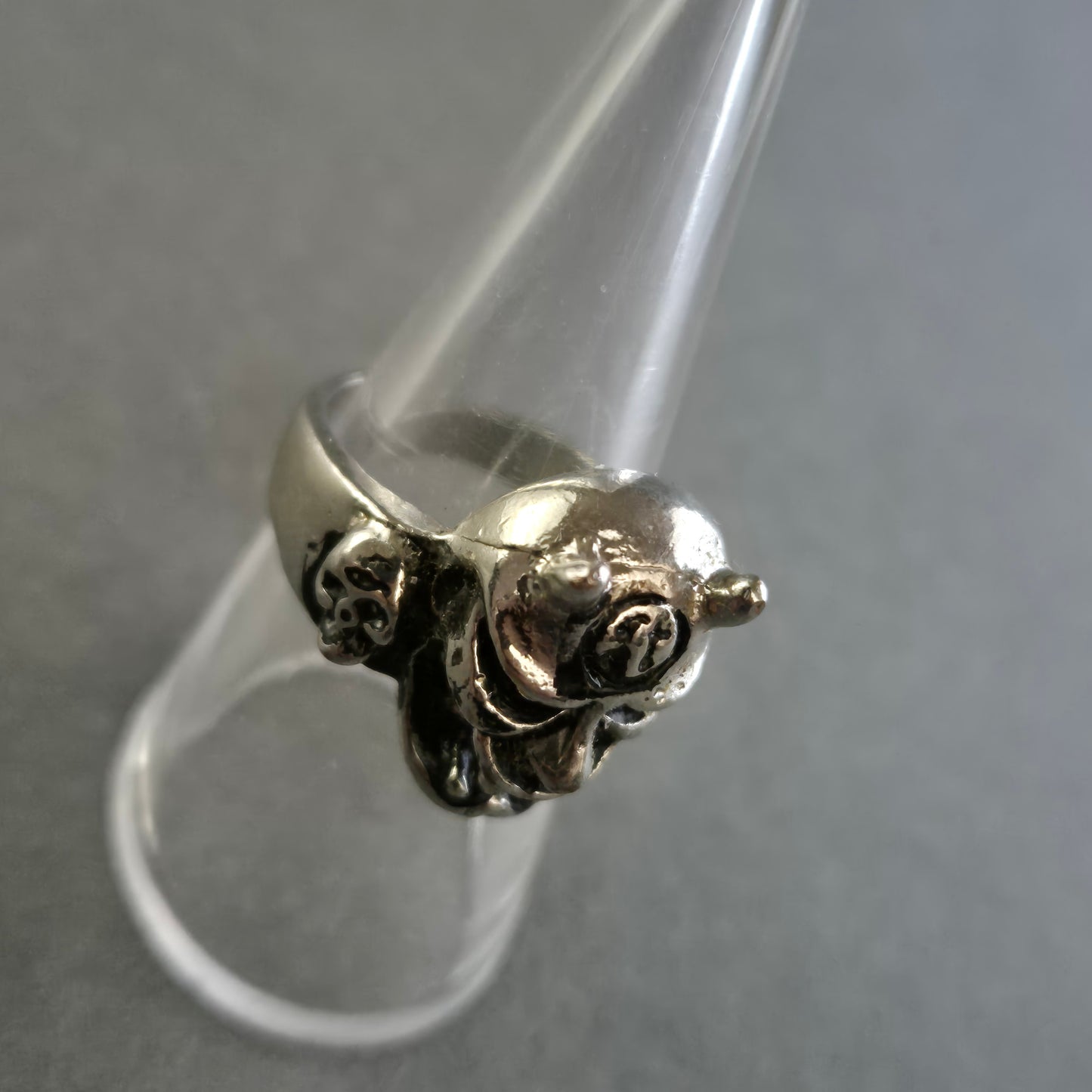 Silberner Totenkopf-Ring im Biker-Stil – Markanter Look für Individualisten