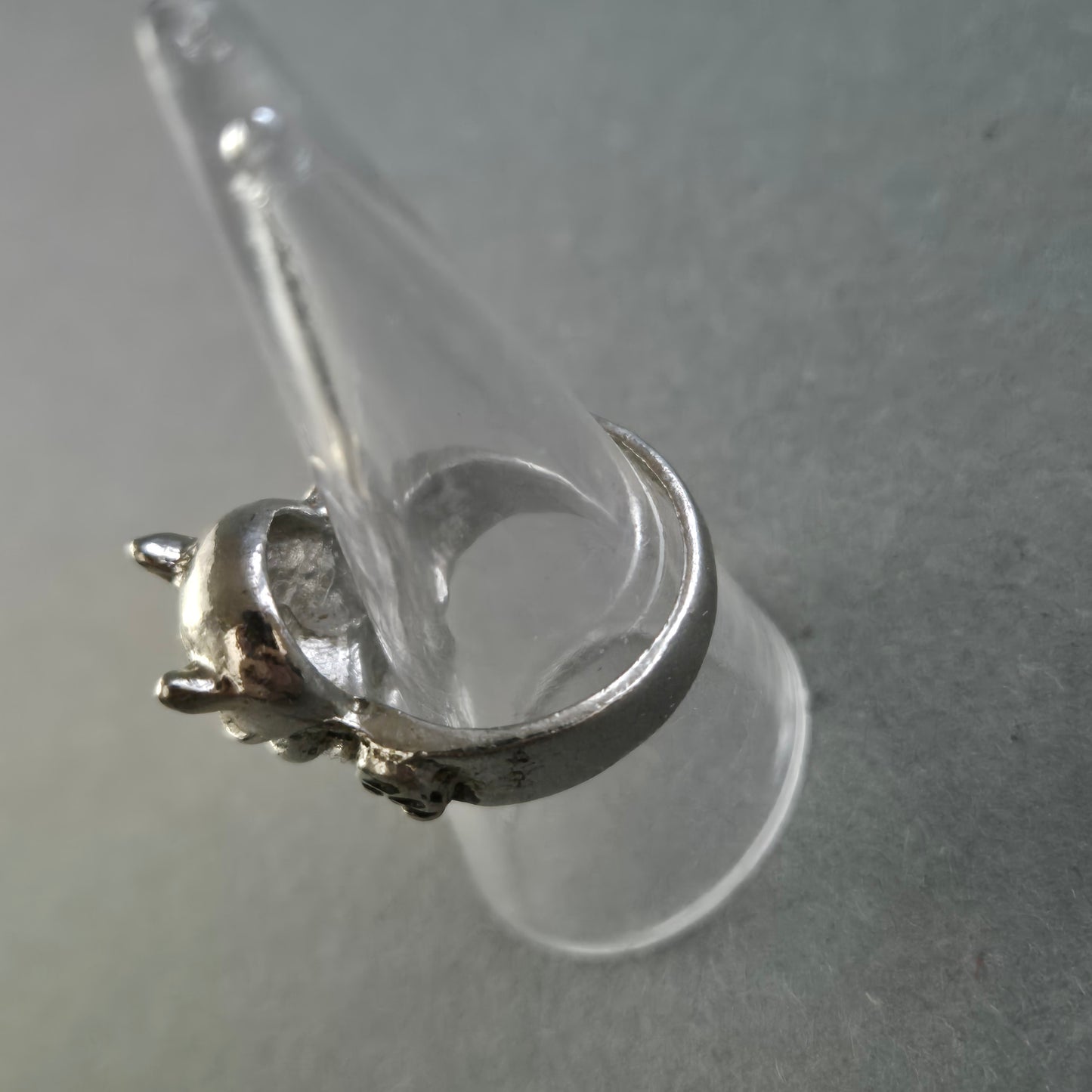 Silberner Totenkopf-Ring im Biker-Stil – Markanter Look für Individualisten