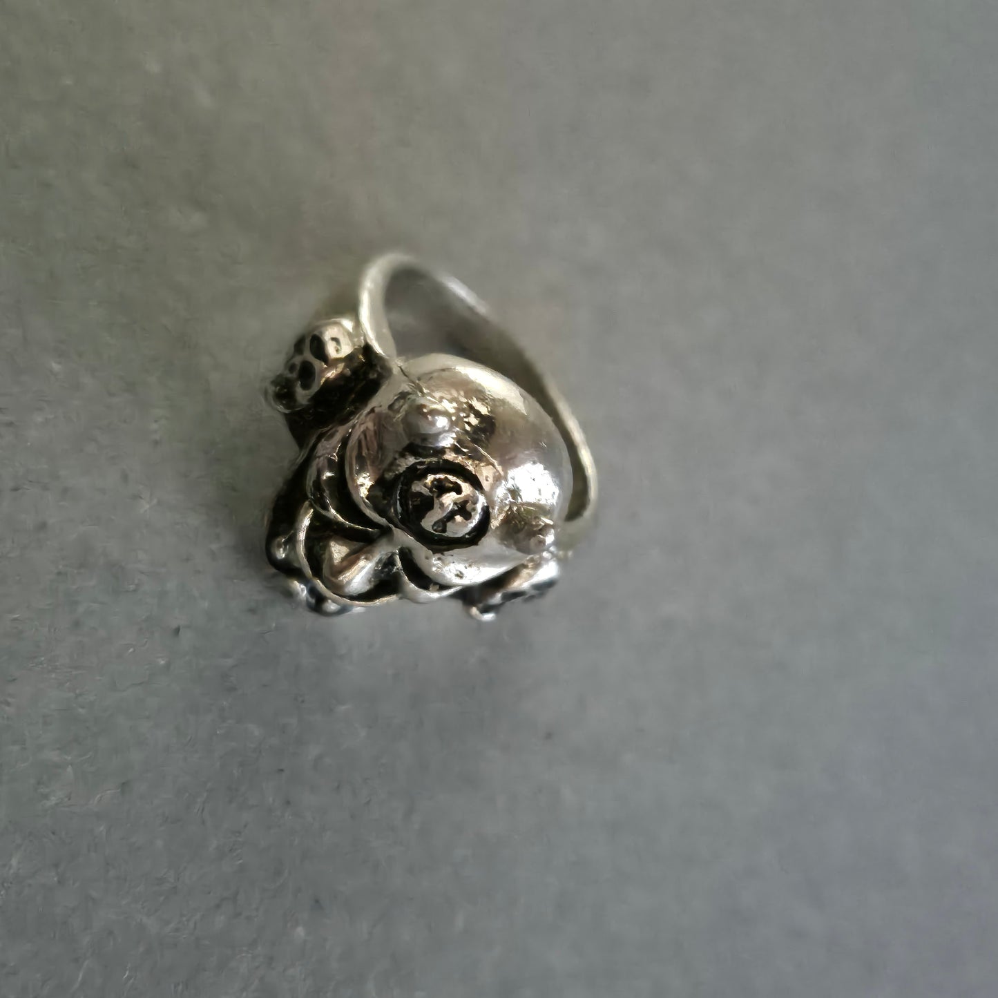 Silberner Totenkopf-Ring im Biker-Stil – Markanter Look für Individualisten