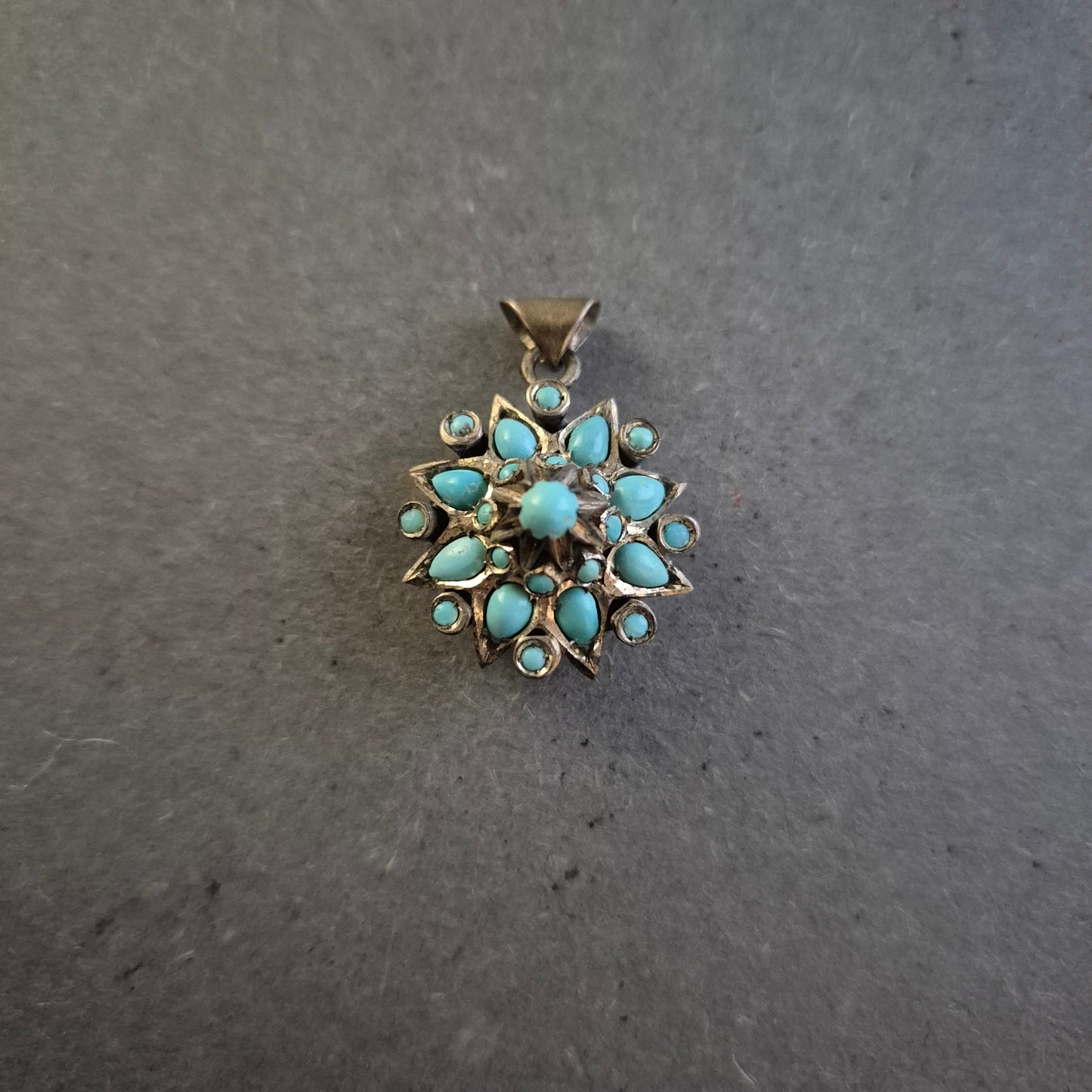 Vintage Anhänger mit Türkis – Florales Design aus Silber