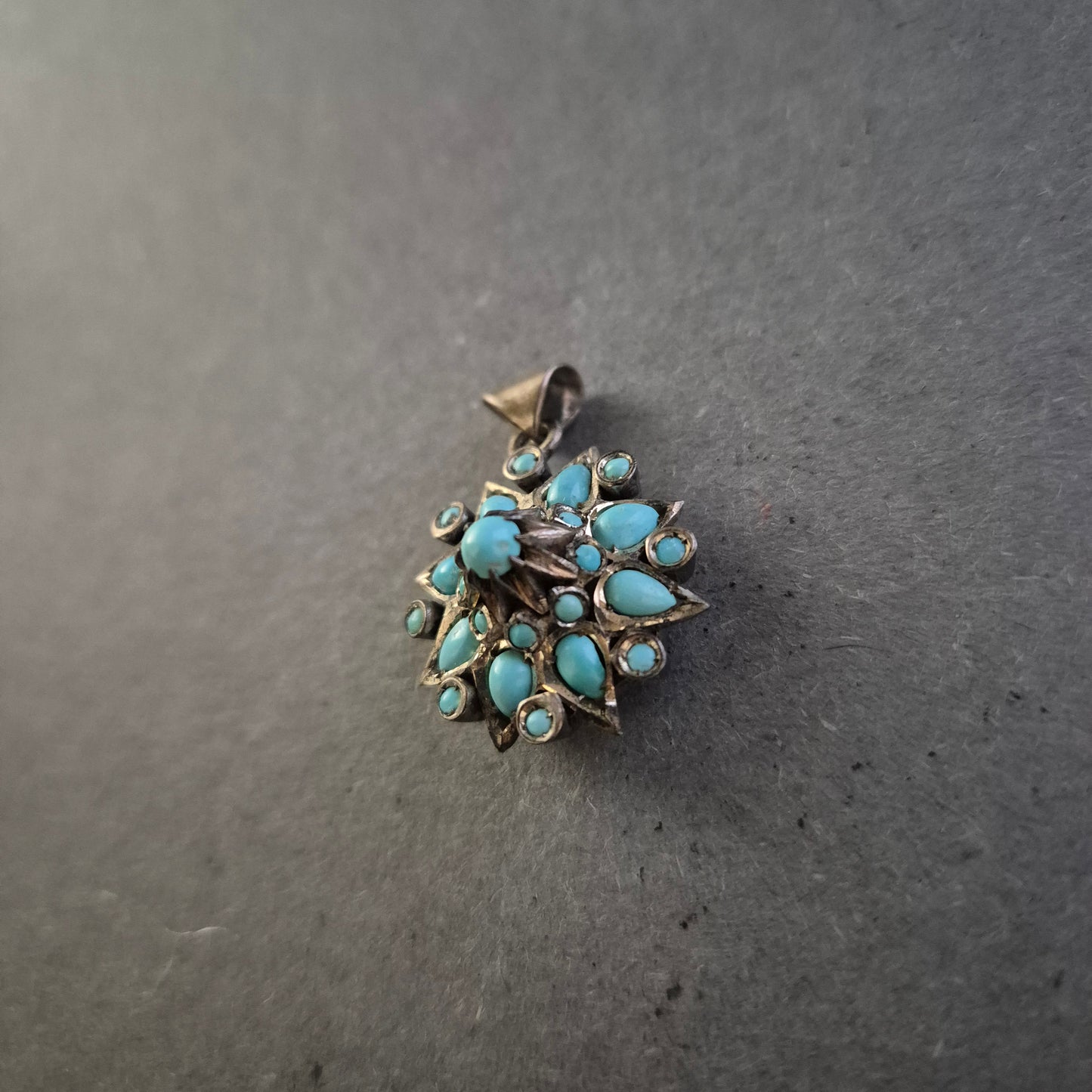 Vintage Anhänger mit Türkis – Florales Design aus Silber