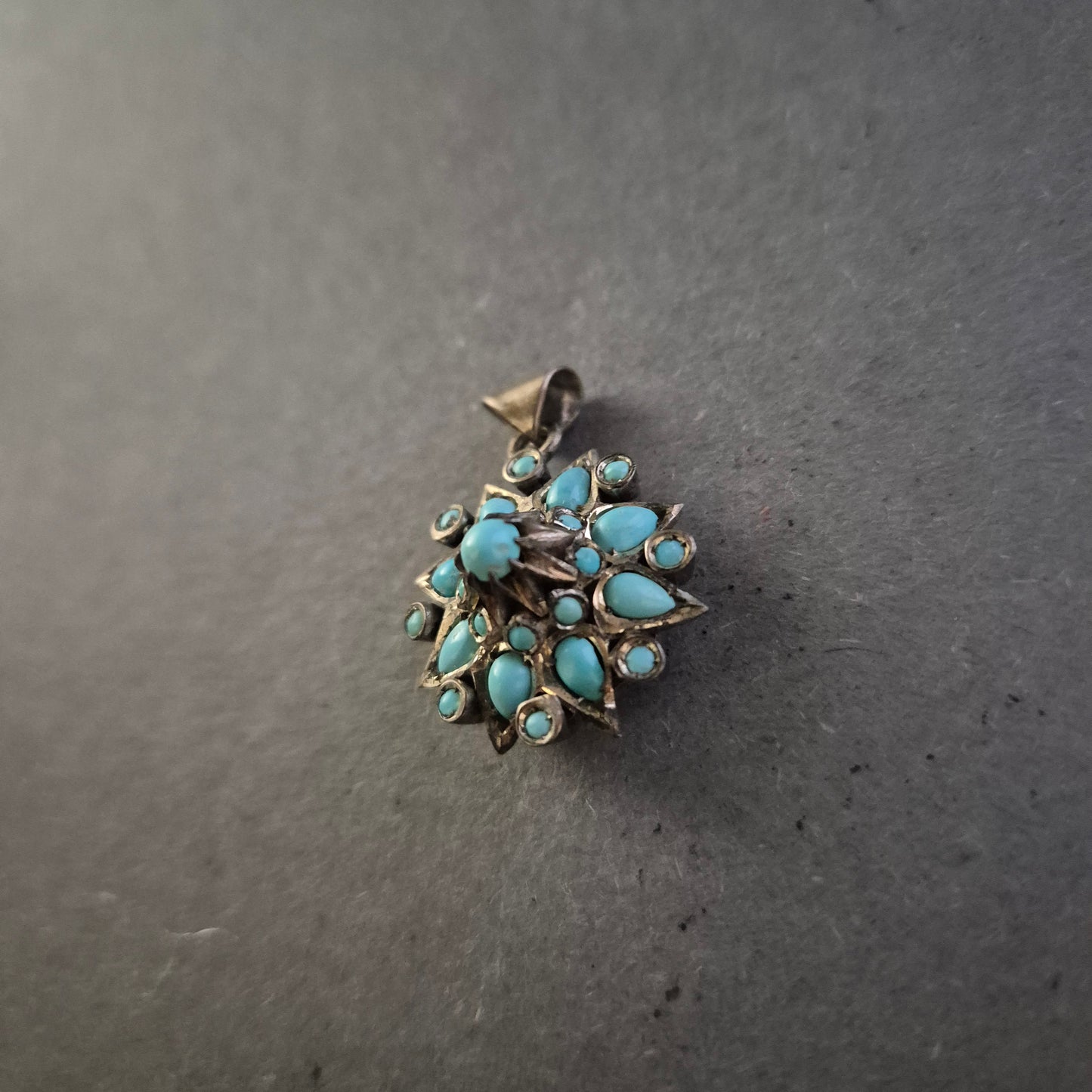 Vintage Anhänger mit Türkis – Florales Design aus Silber