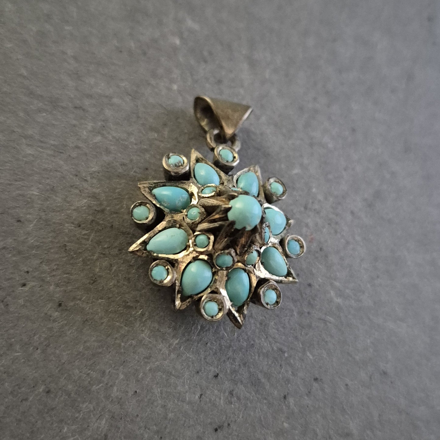 Vintage Anhänger mit Türkis – Florales Design aus Silber