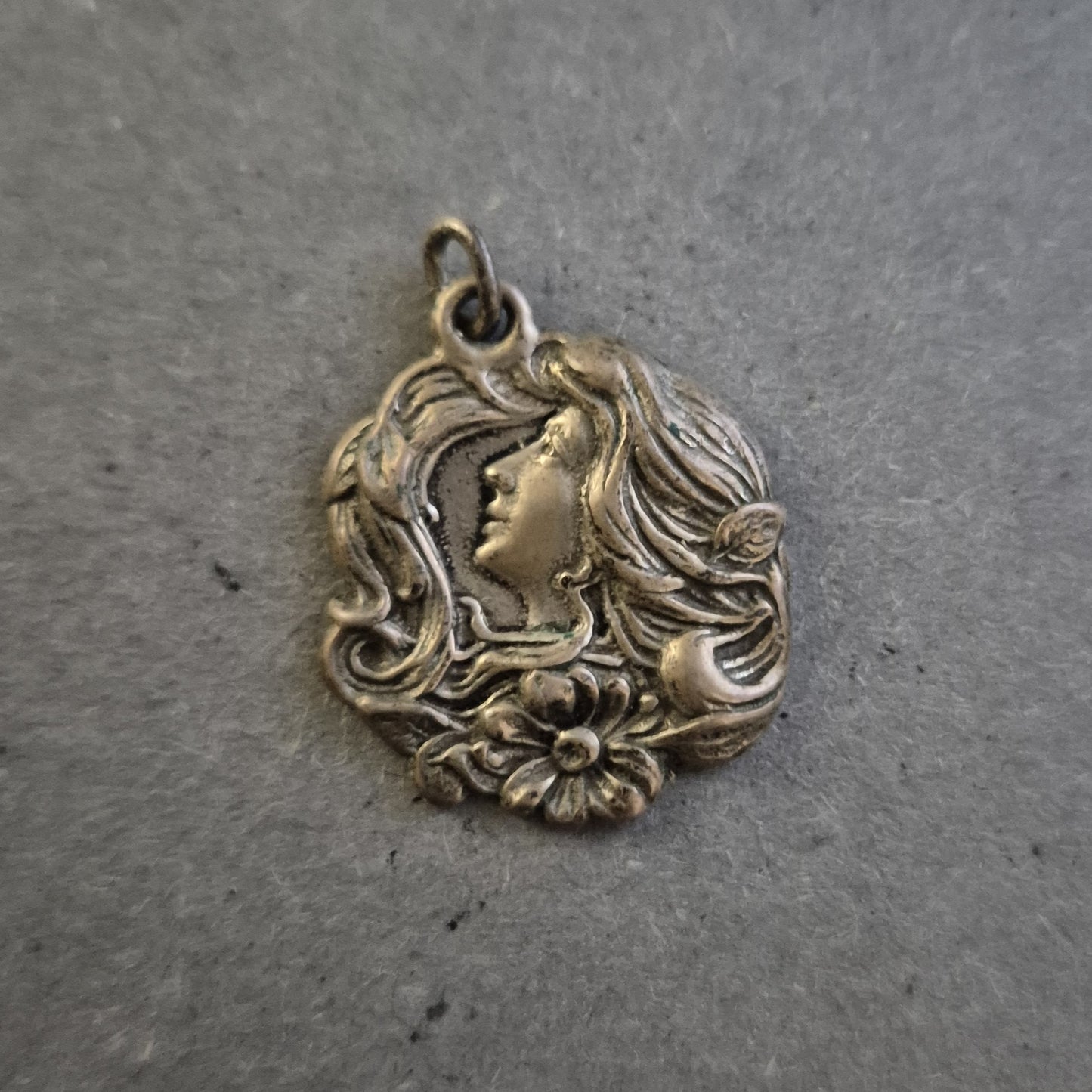 Jugendstil-Anhänger aus Silber – Frauenprofil mit floralen Ornamenten