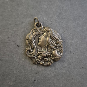 Jugendstil-Anhänger aus Silber – Frauenprofil mit floralen Ornamenten