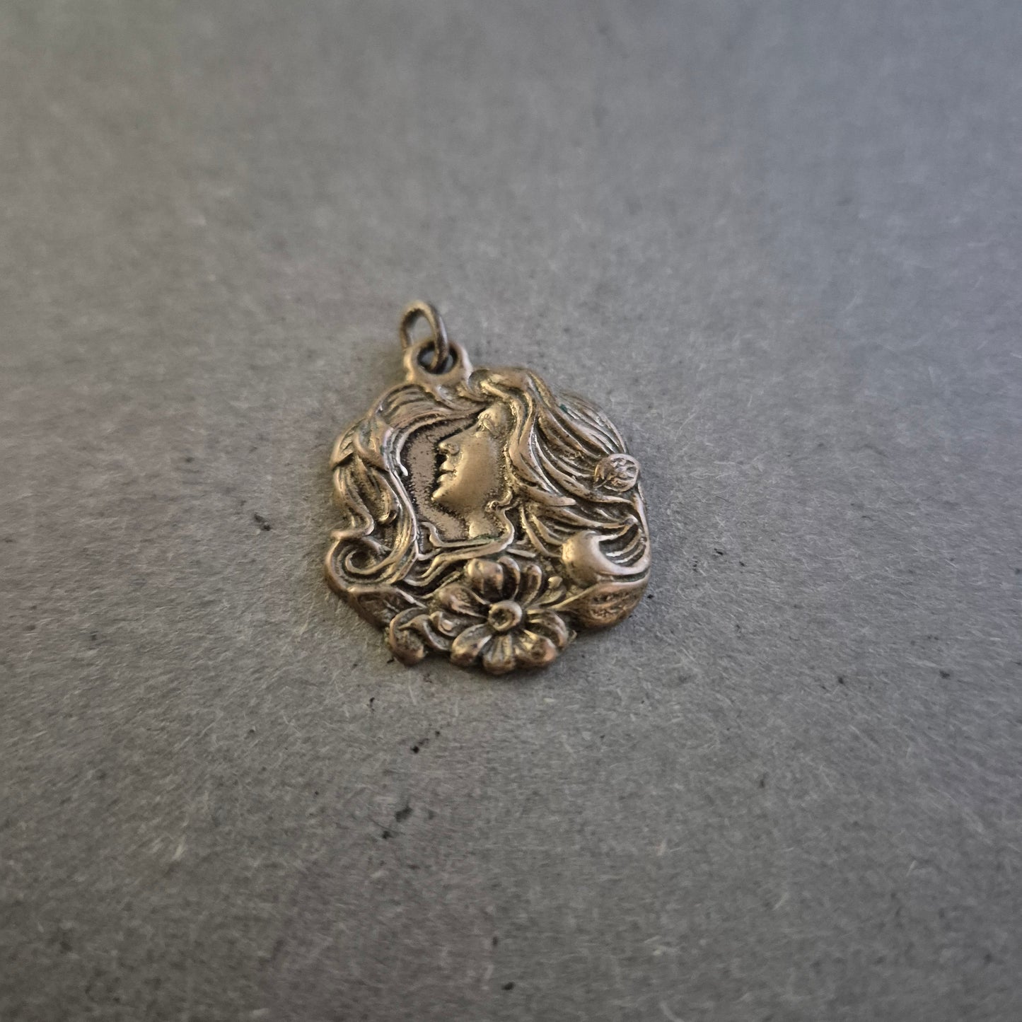Jugendstil-Anhänger aus Silber – Frauenprofil mit floralen Ornamenten
