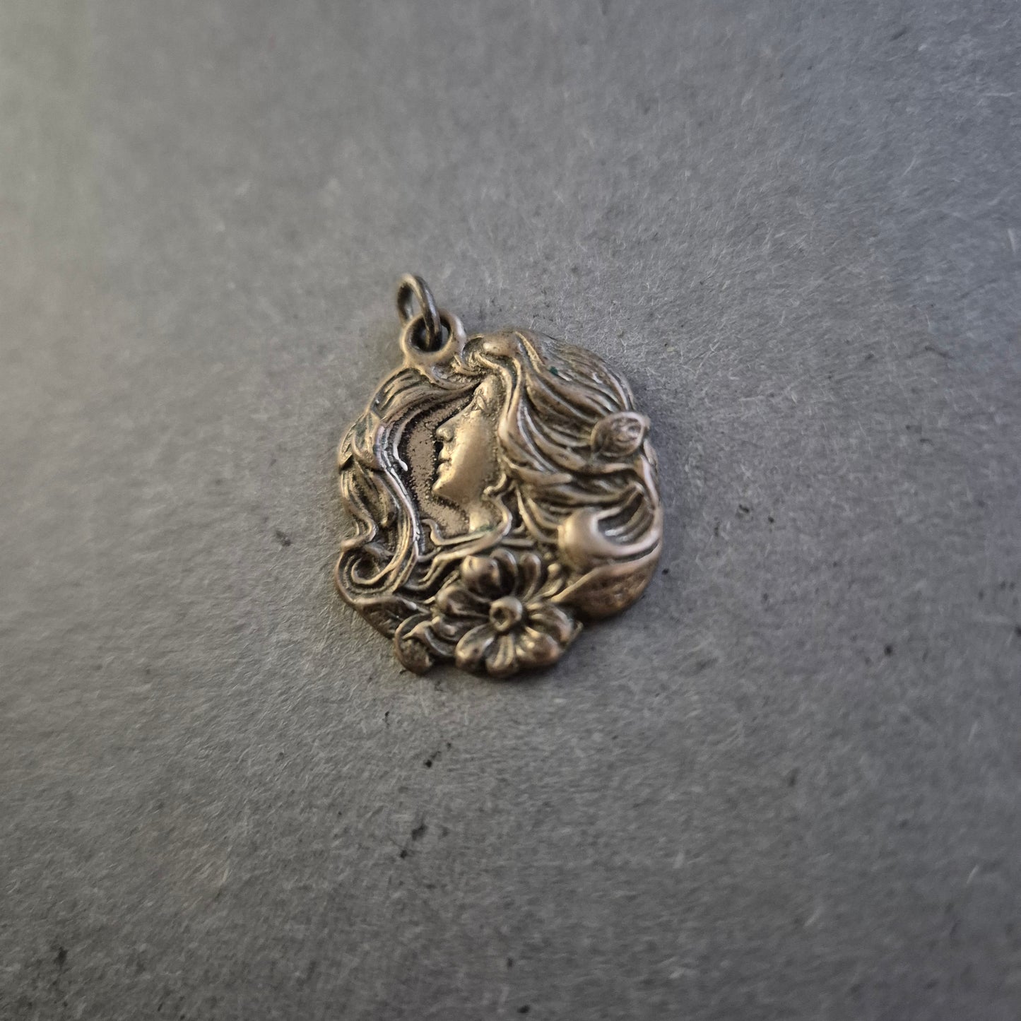 Jugendstil-Anhänger aus Silber – Frauenprofil mit floralen Ornamenten