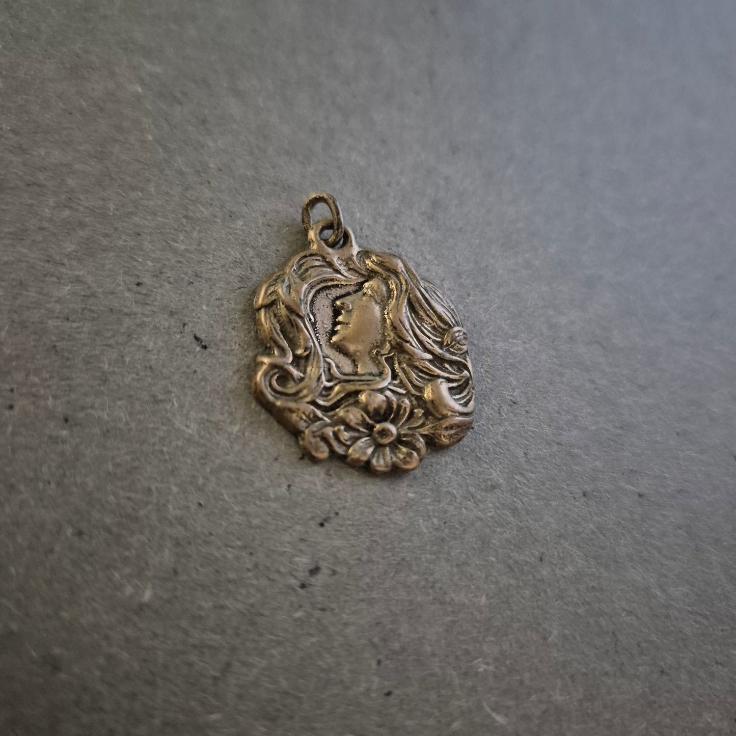 Jugendstil-Anhänger aus Silber – Frauenprofil mit floralen Ornamenten