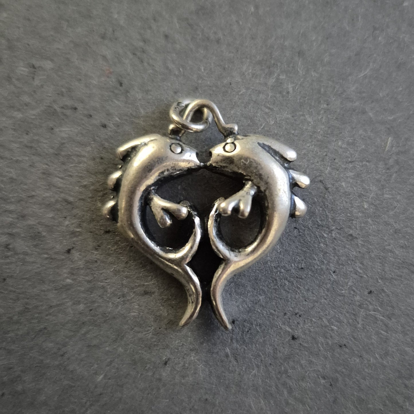 Silberanhänger mit zwei Fischen – Symbolischer Talisman im Vintage-Stil