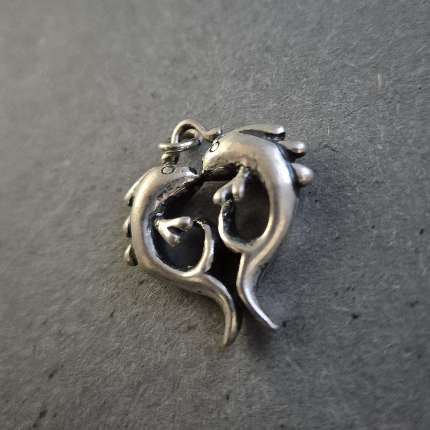 Silberanhänger mit zwei Fischen – Symbolischer Talisman im Vintage-Stil