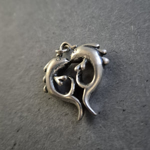 Silberanhänger mit zwei Fischen – Symbolischer Talisman im Vintage-Stil