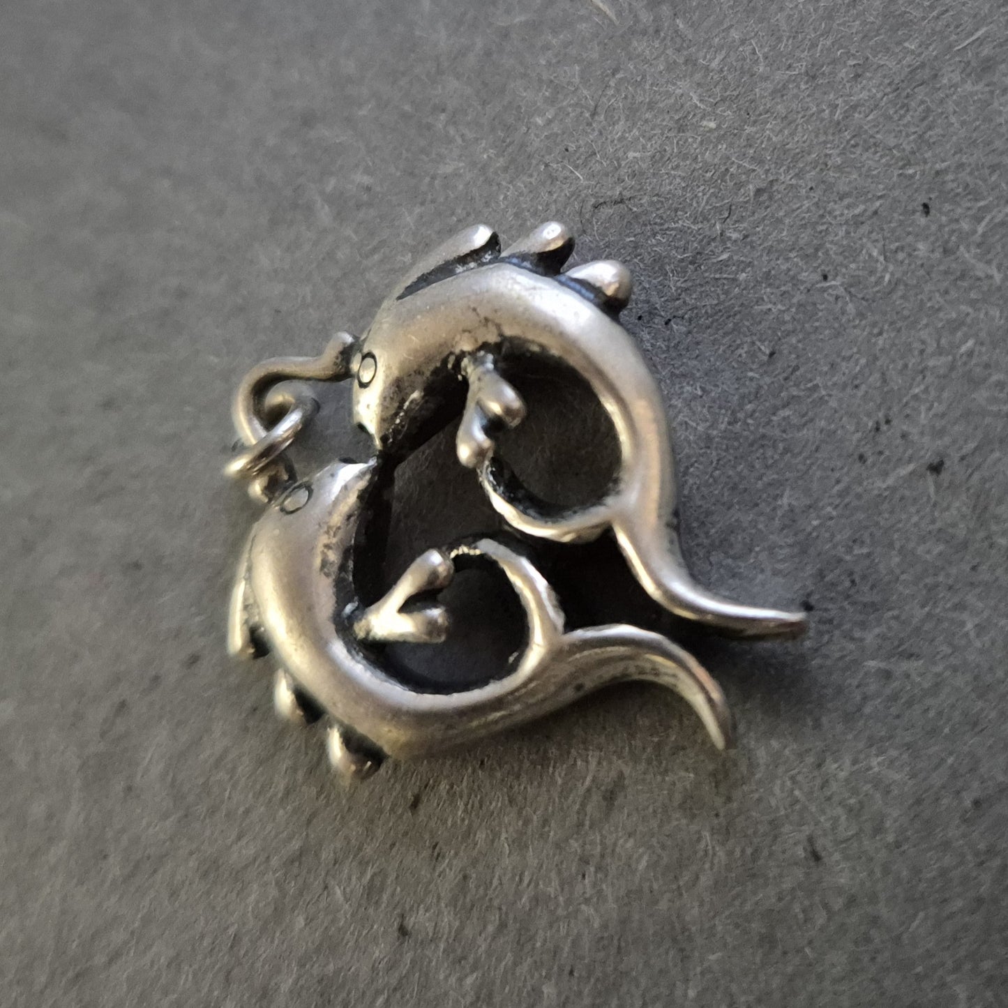 Silberanhänger mit zwei Fischen – Symbolischer Talisman im Vintage-Stil