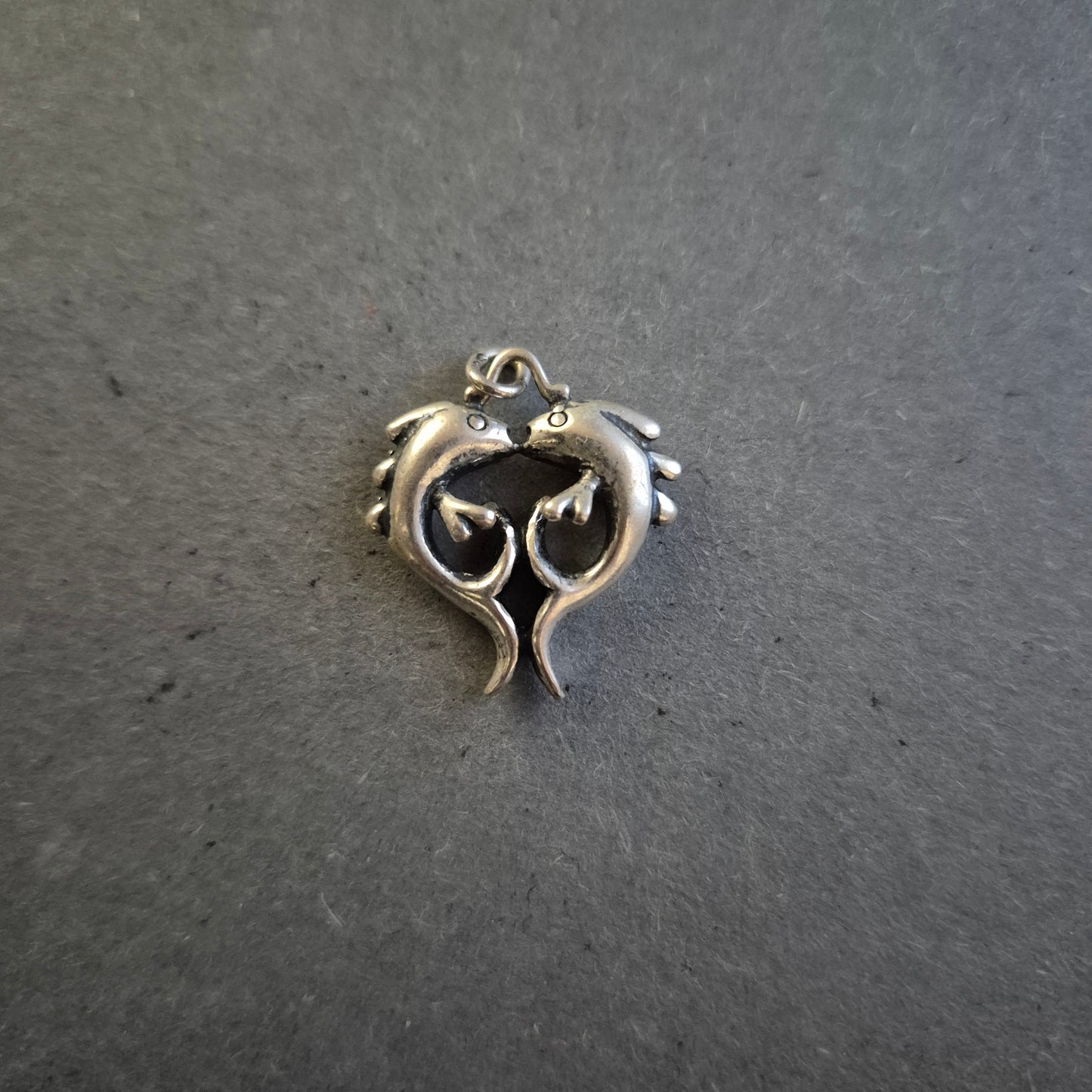 Silberanhänger mit zwei Fischen – Symbolischer Talisman im Vintage-Stil