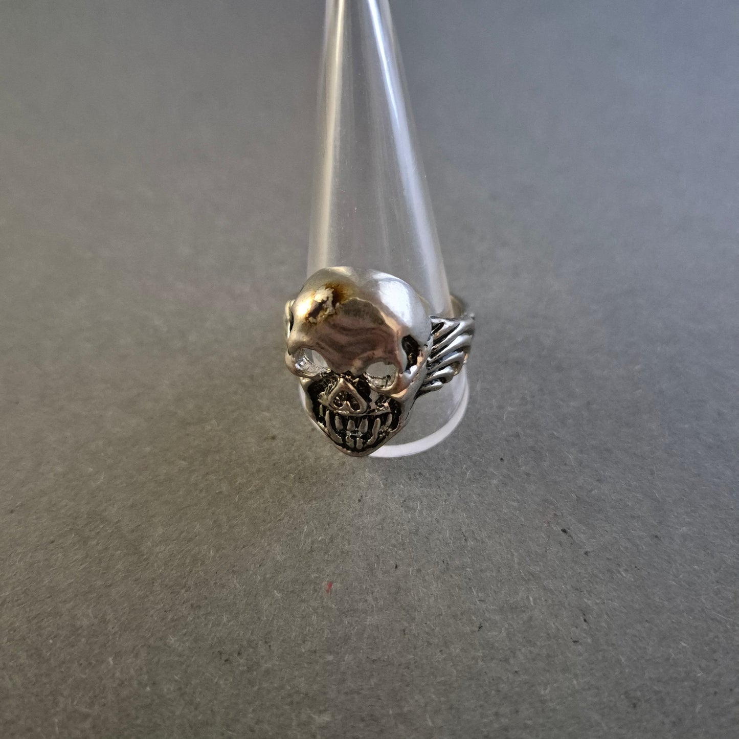 Silberner Totenkopf-Ring – Markanter Biker-Look für starke Persönlichkeiten