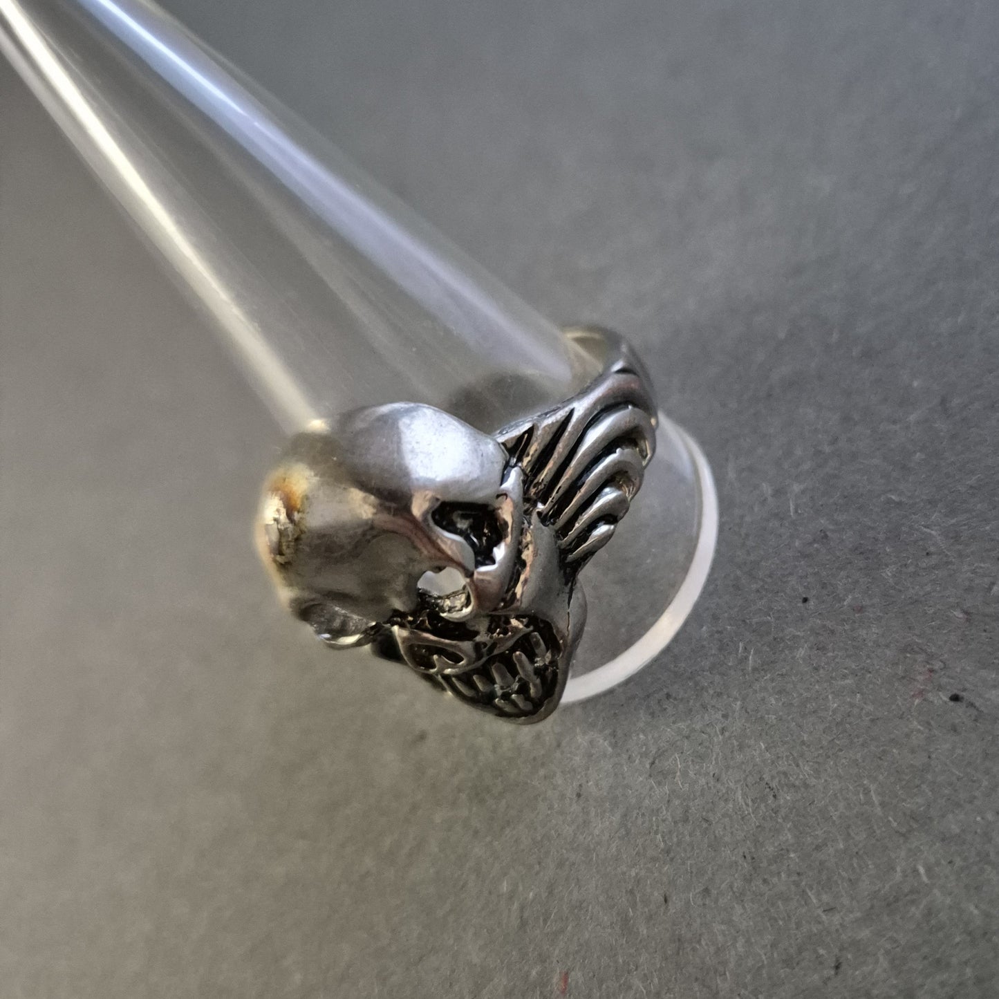 Silberner Totenkopf-Ring – Markanter Biker-Look für starke Persönlichkeiten