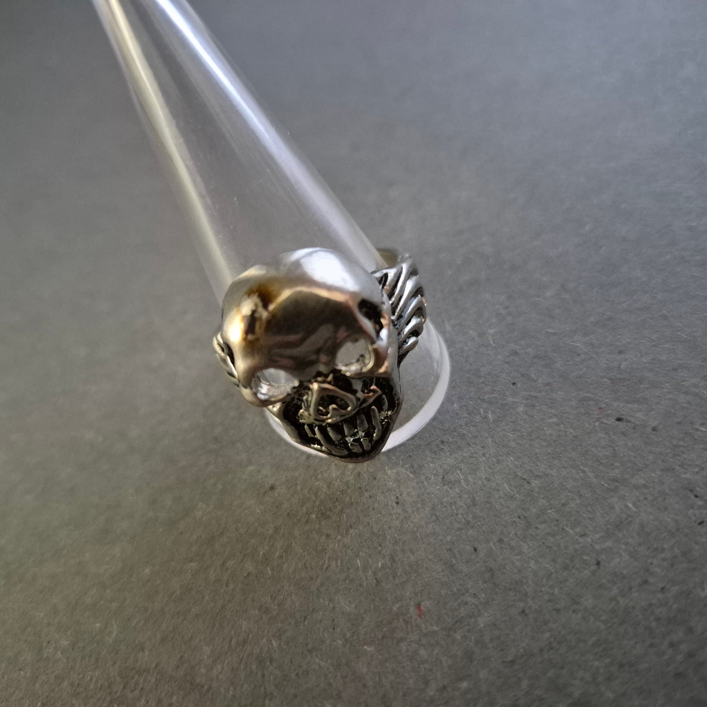 Silberner Totenkopf-Ring – Markanter Biker-Look für starke Persönlichkeiten