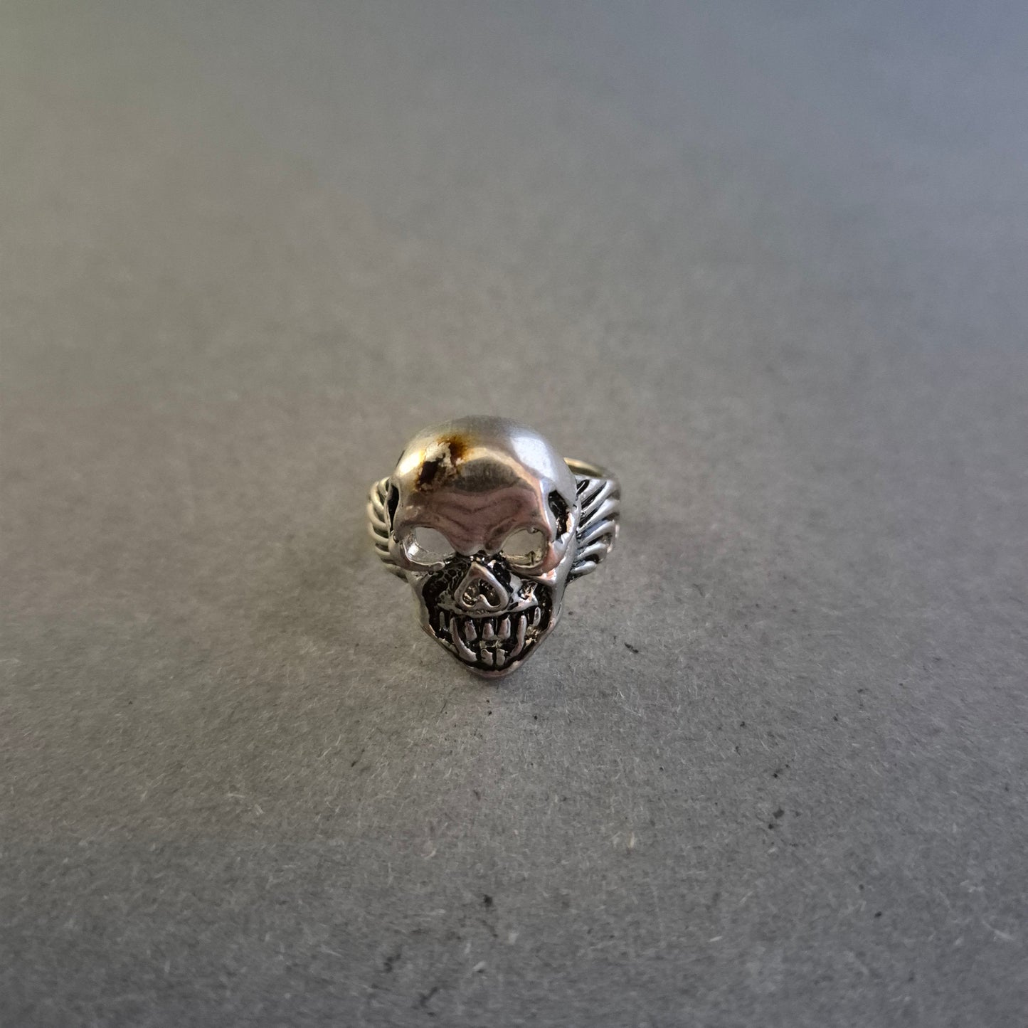 Silberner Totenkopf-Ring – Markanter Biker-Look für starke Persönlichkeiten