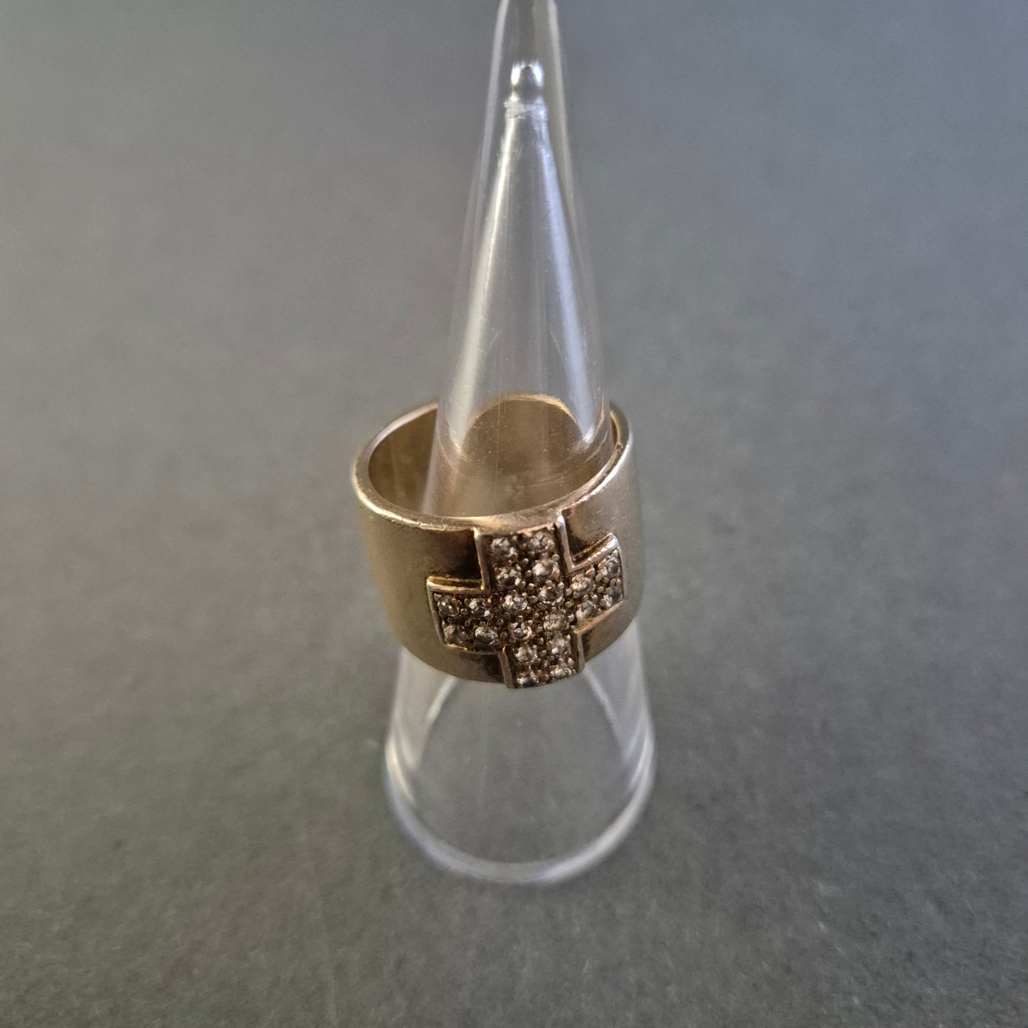 Breiter Ring mit Kreuz und Strass – Ausdrucksstarkes Statement-Accessoire