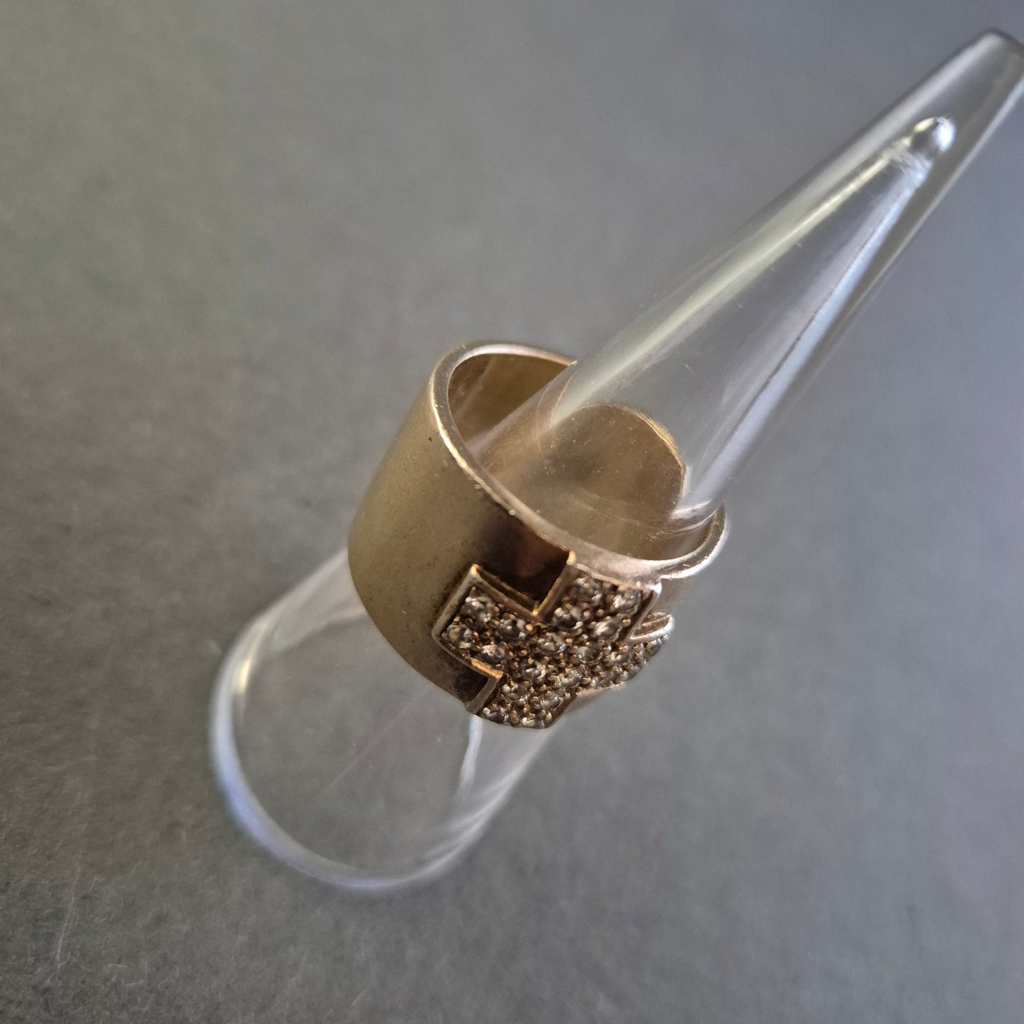 Breiter Ring mit Kreuz und Strass – Ausdrucksstarkes Statement-Accessoire