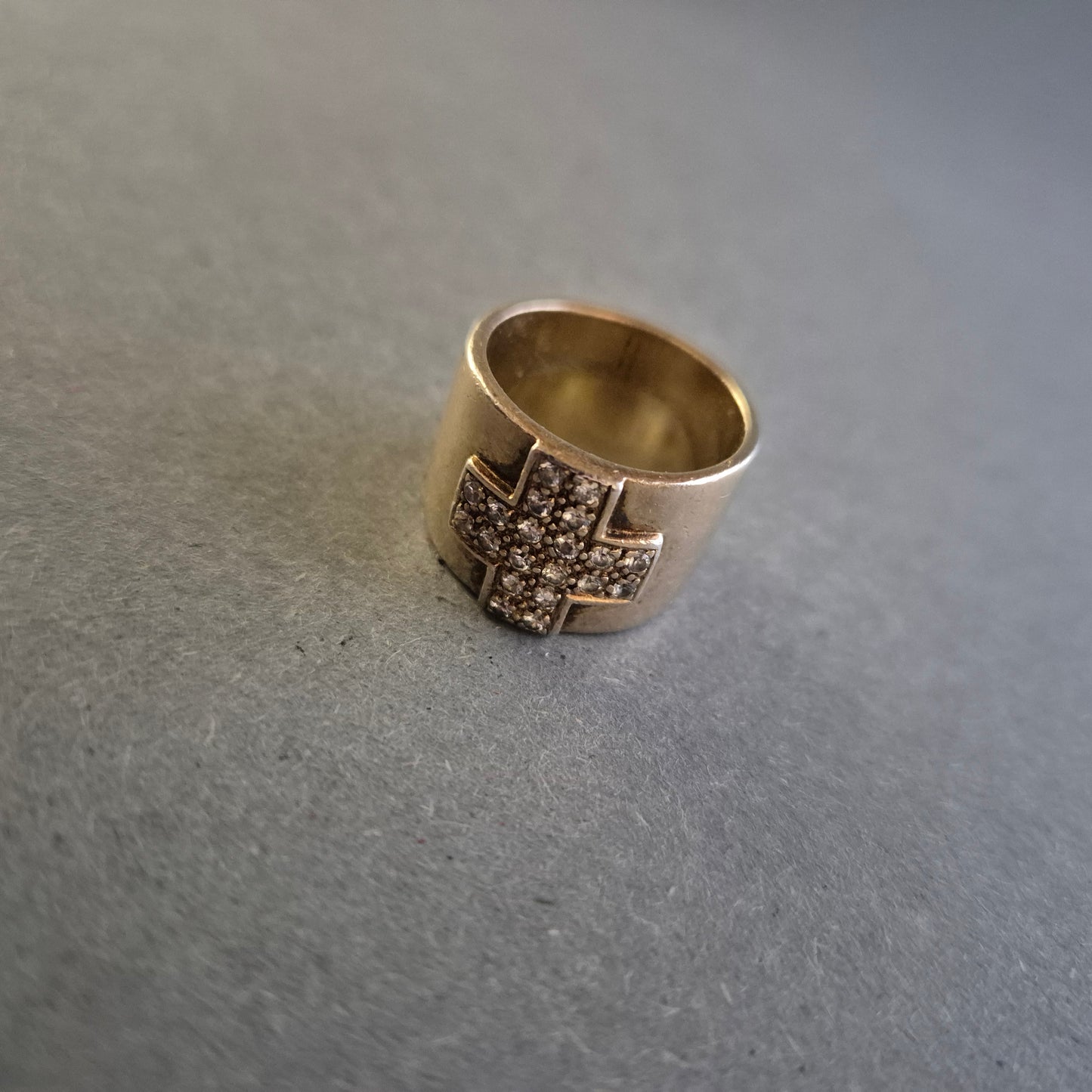 Breiter Ring mit Kreuz und Strass – Ausdrucksstarkes Statement-Accessoire