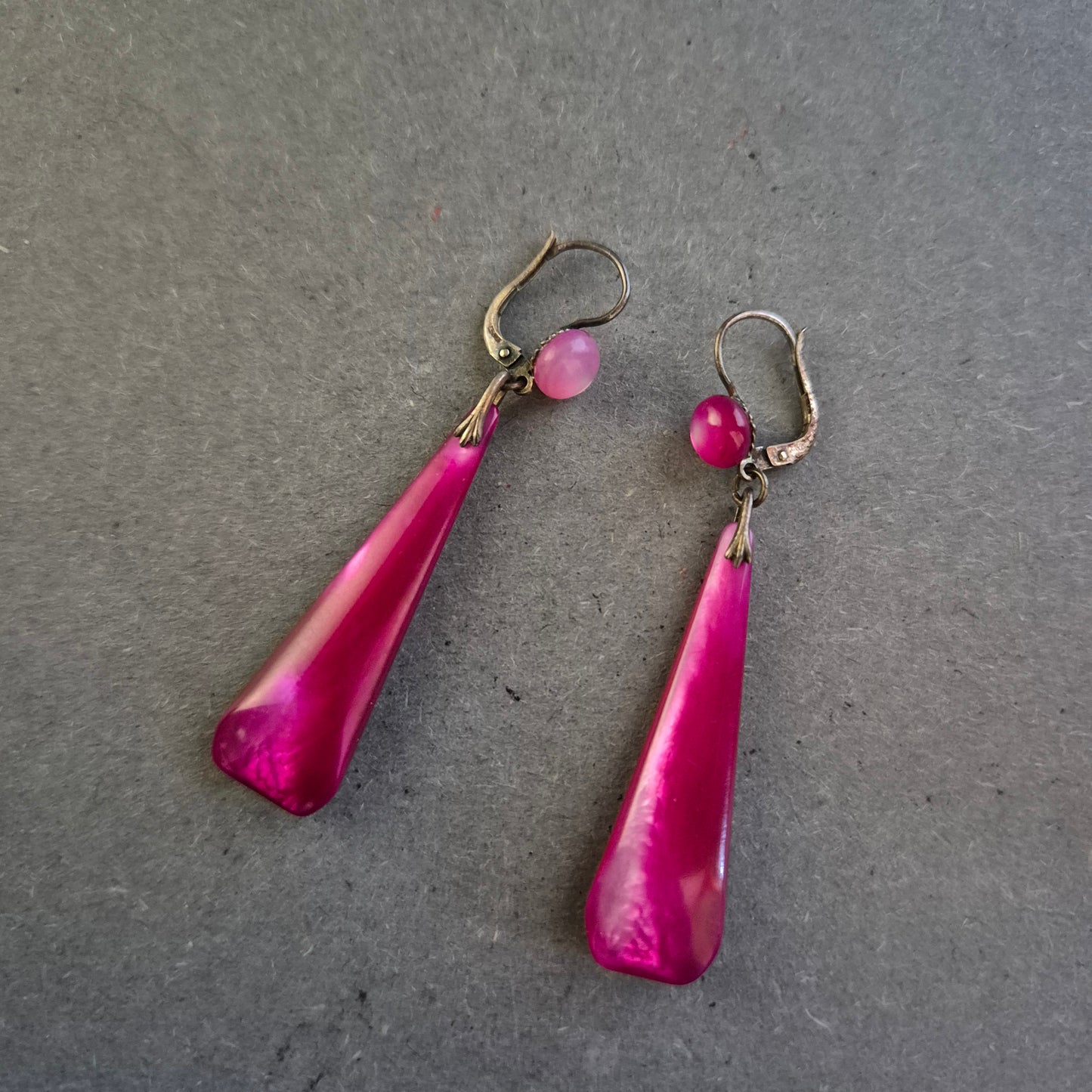 Lange Vintage-Ohrringe in Magenta – Elegante Tropfenform mit Retro-Flair