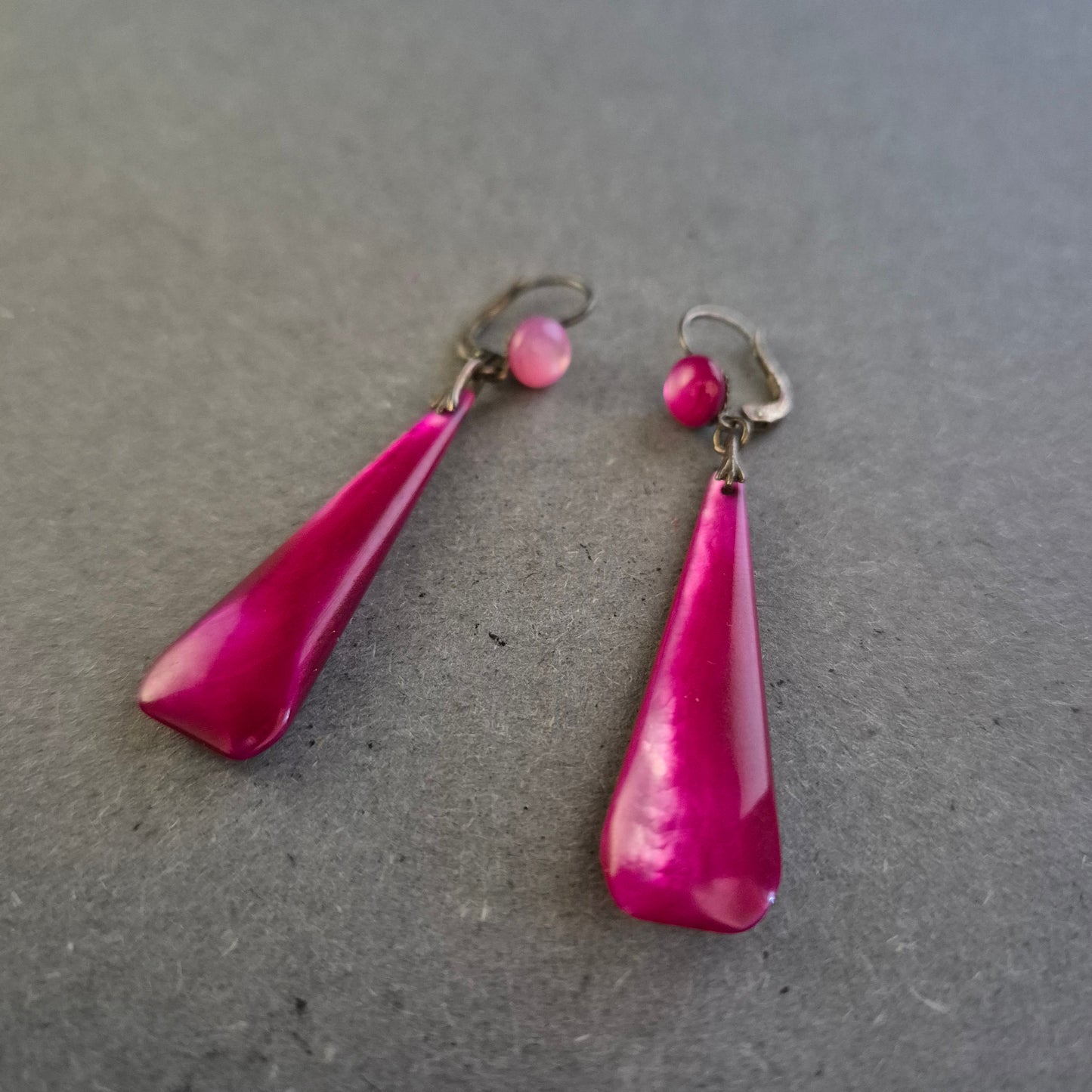 Lange Vintage-Ohrringe in Magenta – Elegante Tropfenform mit Retro-Flair