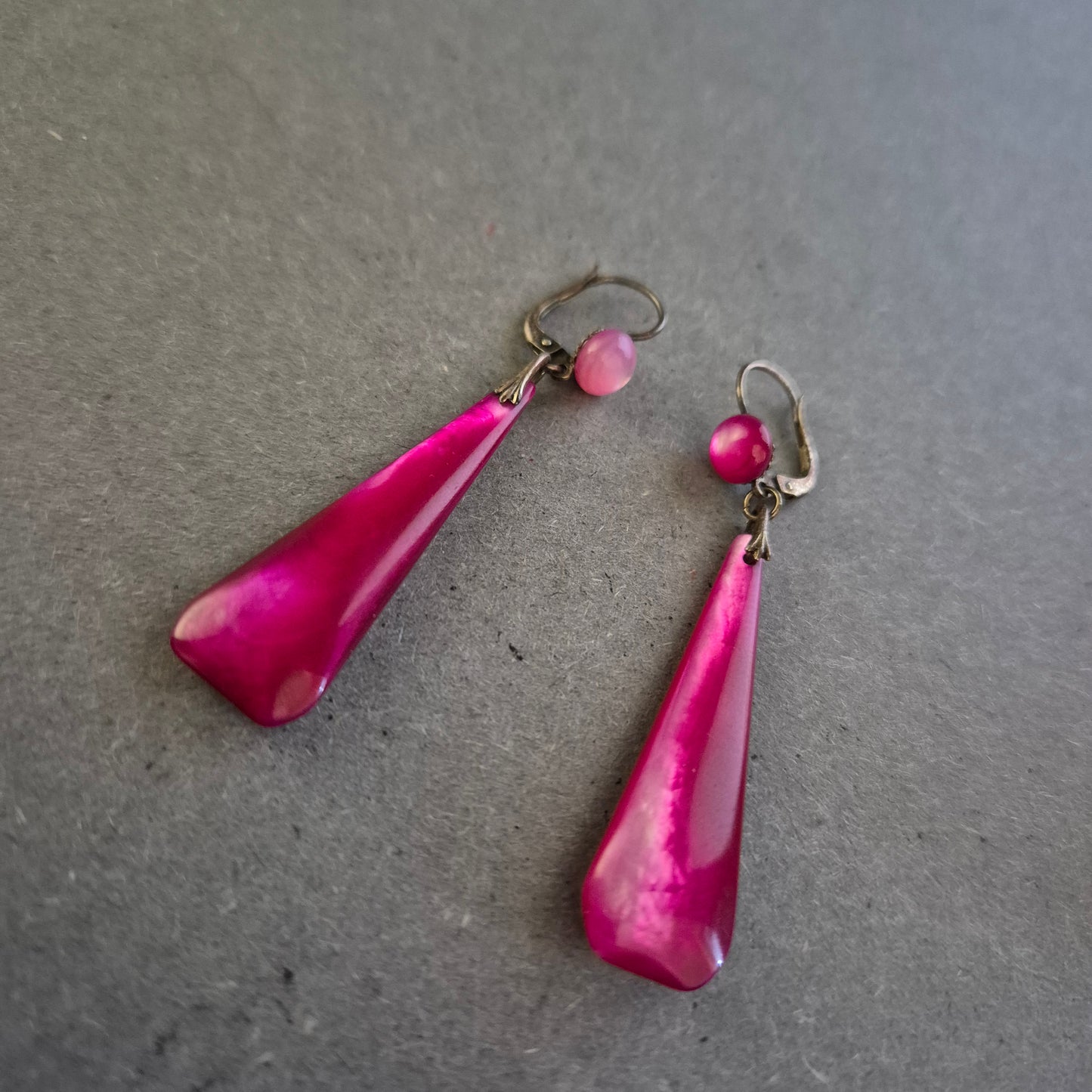 Lange Vintage-Ohrringe in Magenta – Elegante Tropfenform mit Retro-Flair