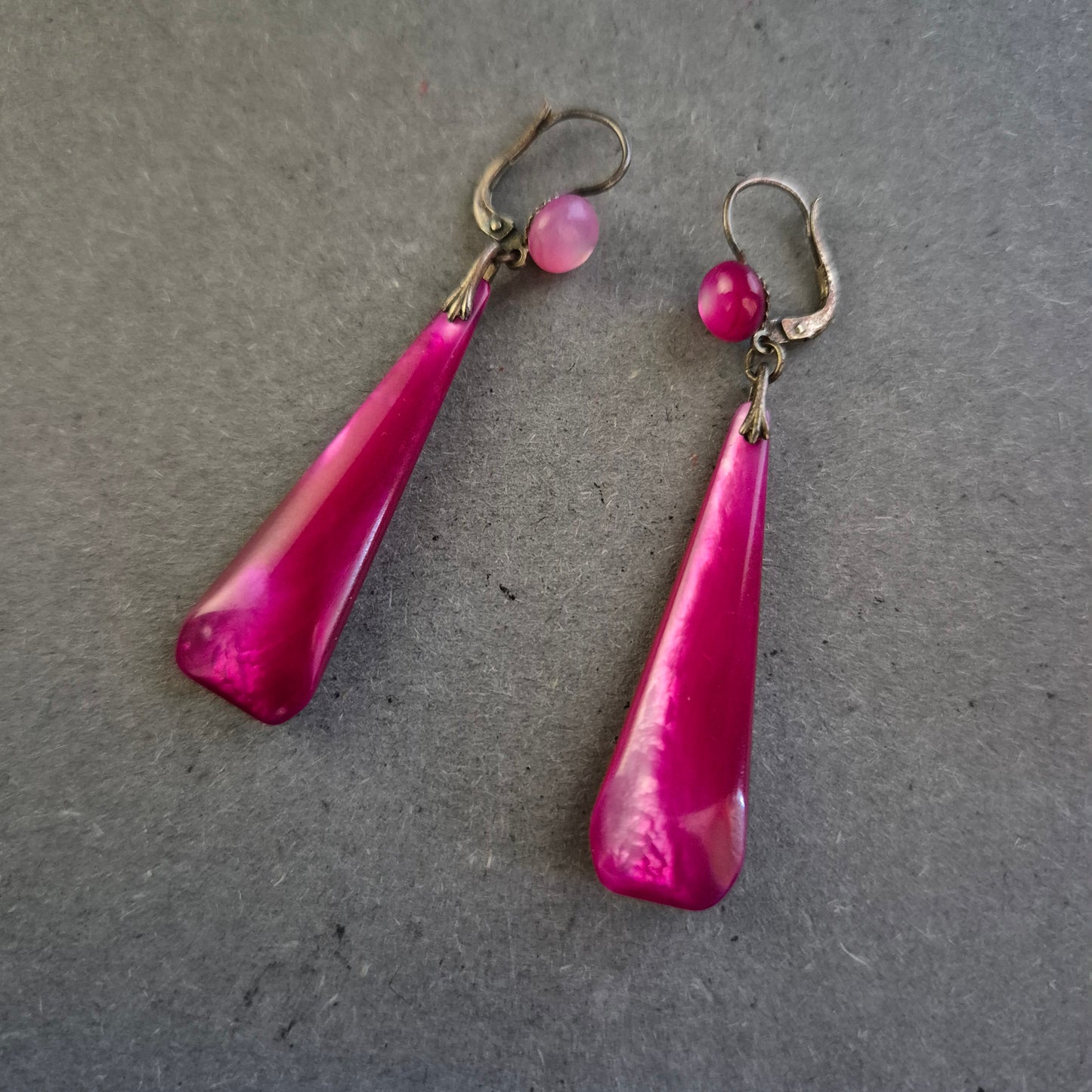 Lange Vintage-Ohrringe in Magenta – Elegante Tropfenform mit Retro-Flair