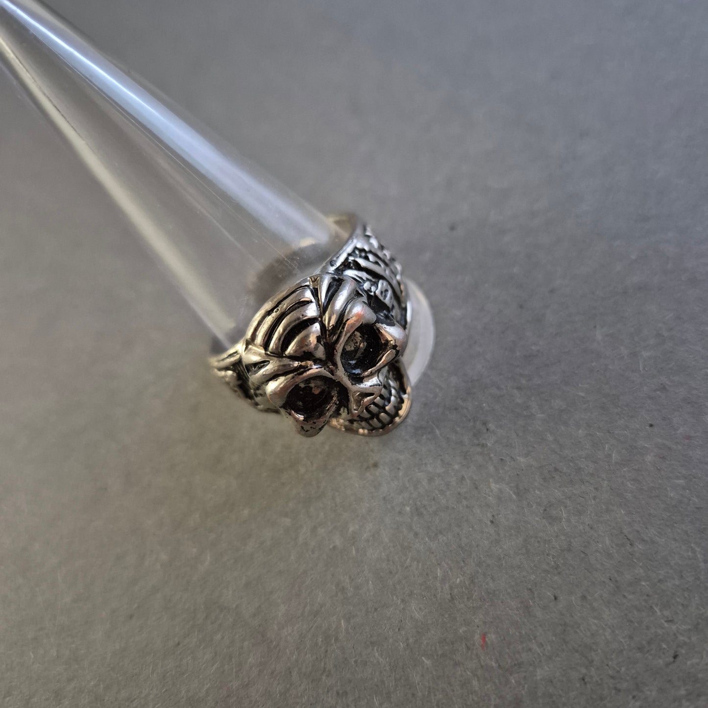 Silberner Totenkopf-Ring mit Tribal-Muster – Düsterer Look für Rebellen