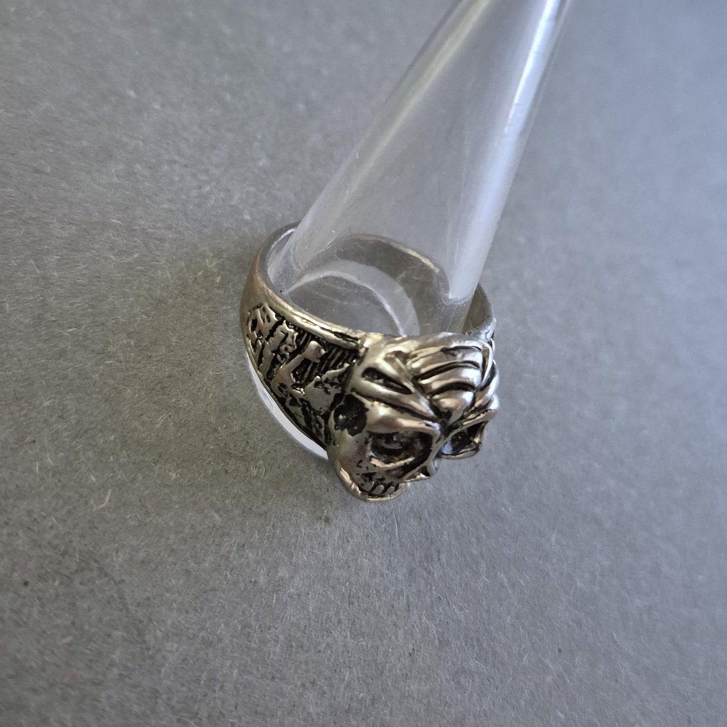 Silberner Totenkopf-Ring mit Tribal-Muster – Düsterer Look für Rebellen