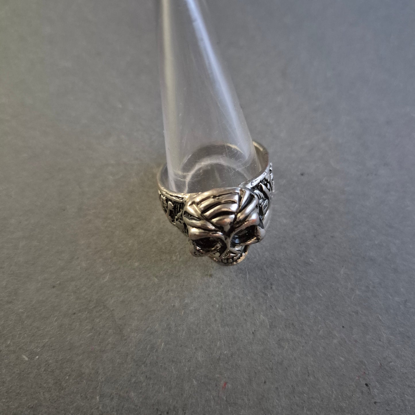 Silberner Totenkopf-Ring mit Tribal-Muster – Düsterer Look für Rebellen