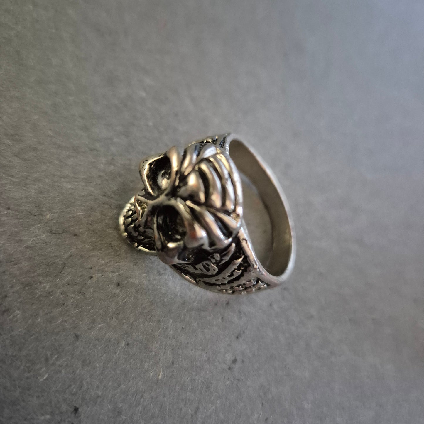 Silberner Totenkopf-Ring mit Tribal-Muster – Düsterer Look für Rebellen