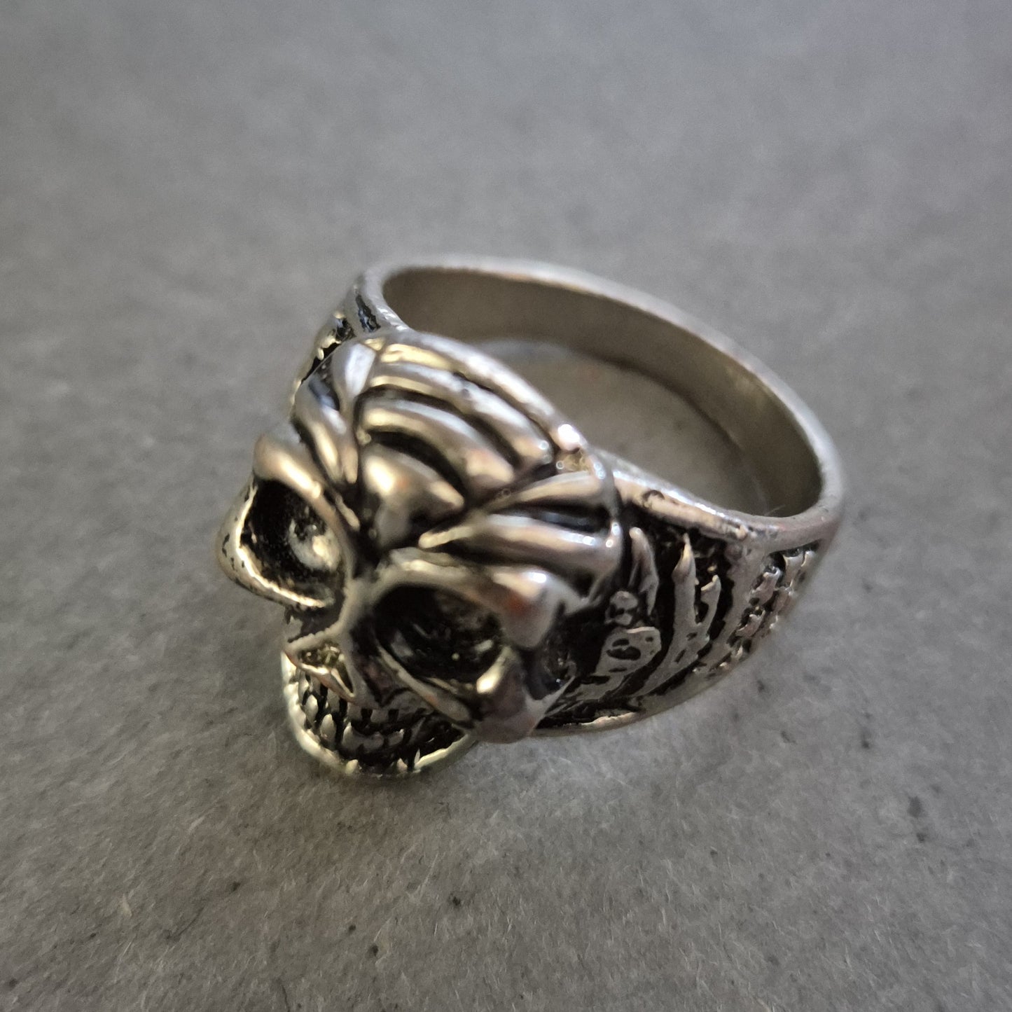 Silberner Totenkopf-Ring mit Tribal-Muster – Düsterer Look für Rebellen