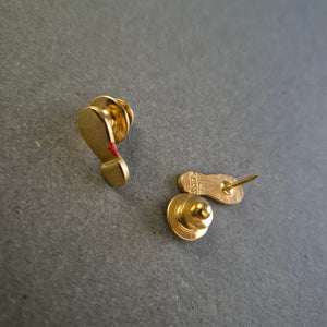 Goldfarbene Sneaker-Ohrstecker – Verspieltes Design im Miniatur-Stil