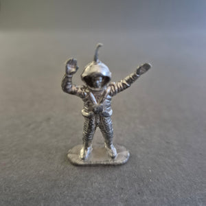 Miniaturfigur „Astronaut mit erhobenen Armen“ aus Metall – Vintage Sammlerstück