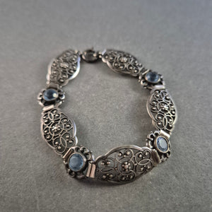 Elegantes Silberarmband mit blauen Steinen – Vintage-Charme im floralen Design