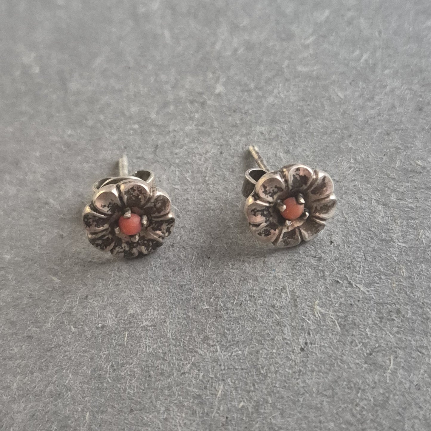 Vintage Silber Ohrstecker mit Koralle – Florales Design in Handarbeit
