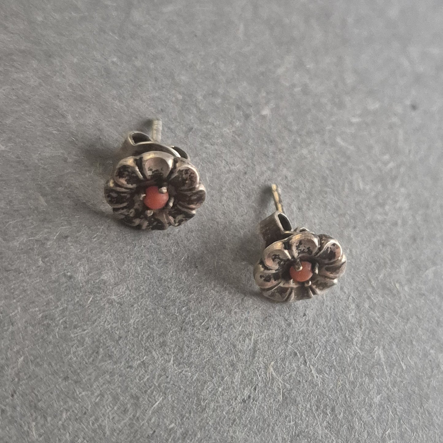 Vintage Silber Ohrstecker mit Koralle – Florales Design in Handarbeit