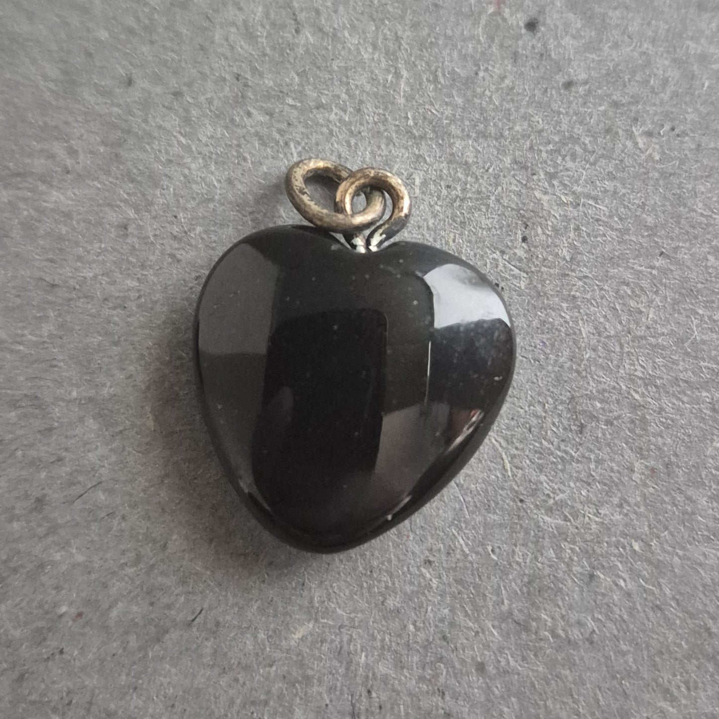 Herzanhänger aus schwarzem Onyx – Zeitloser Vintage-Schmuck