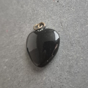 Herzanhänger aus schwarzem Onyx – Zeitloser Vintage-Schmuck