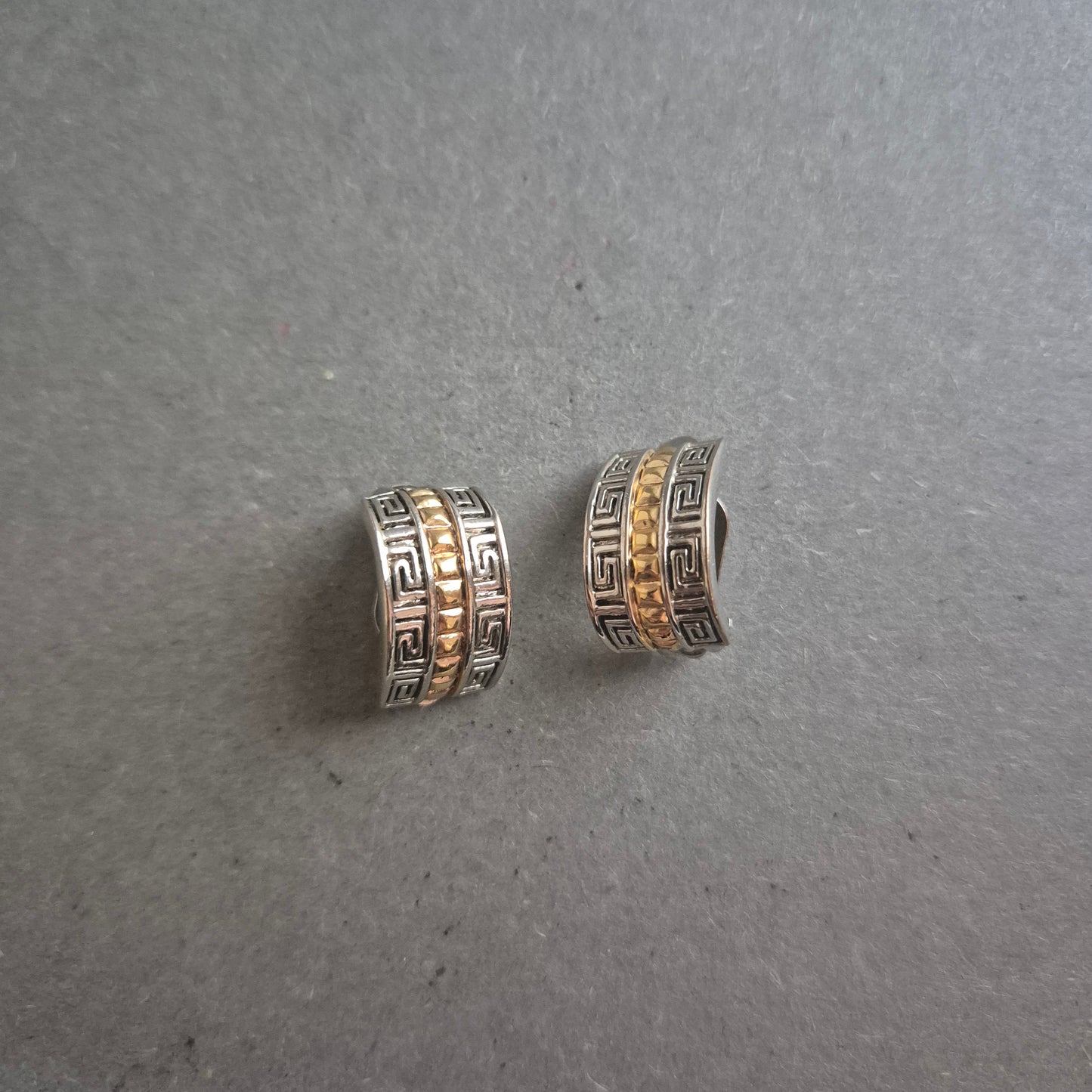 Silberne Creolen mit Goldakzent – Griechisches Muster im Bicolor-Look