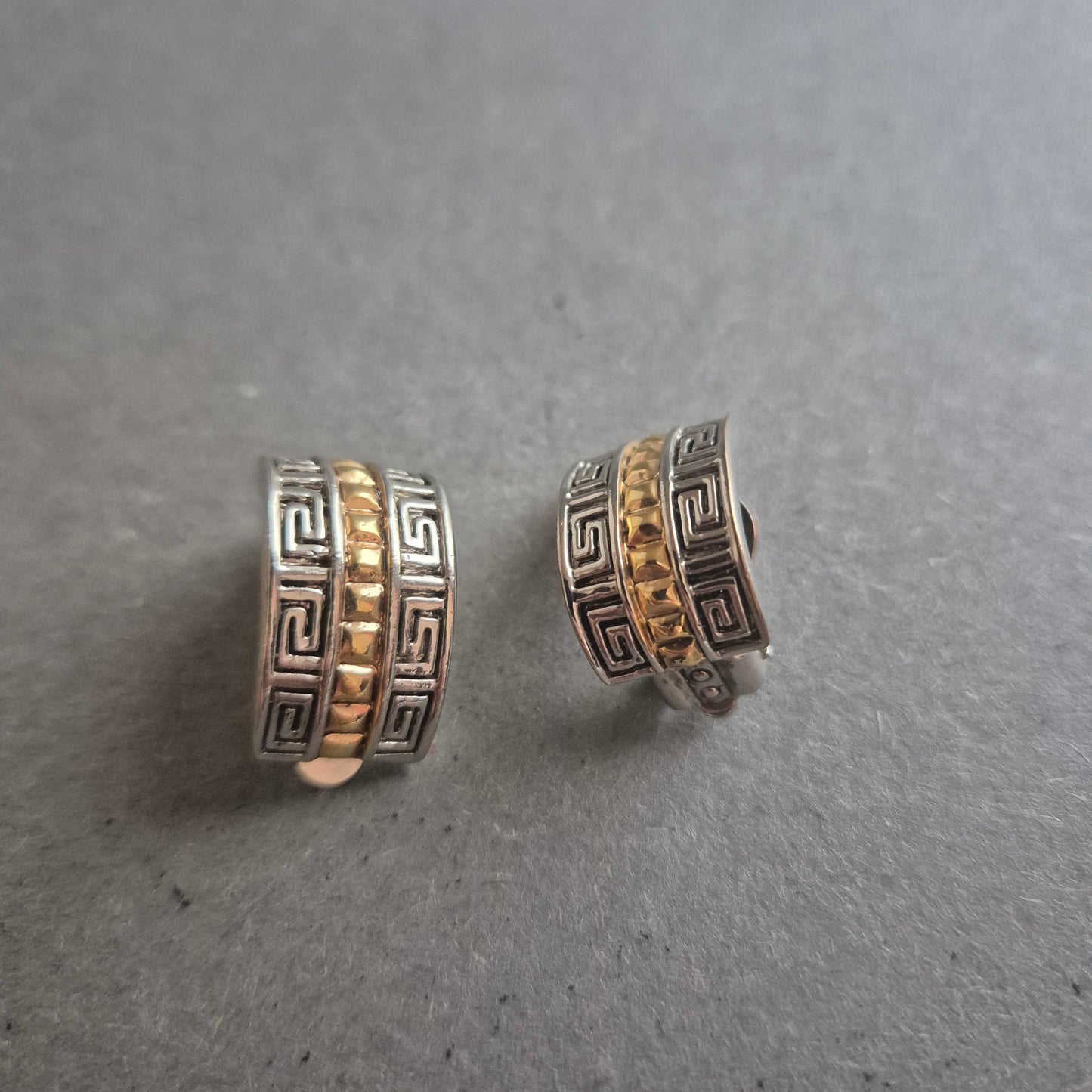 Silberne Creolen mit Goldakzent – Griechisches Muster im Bicolor-Look