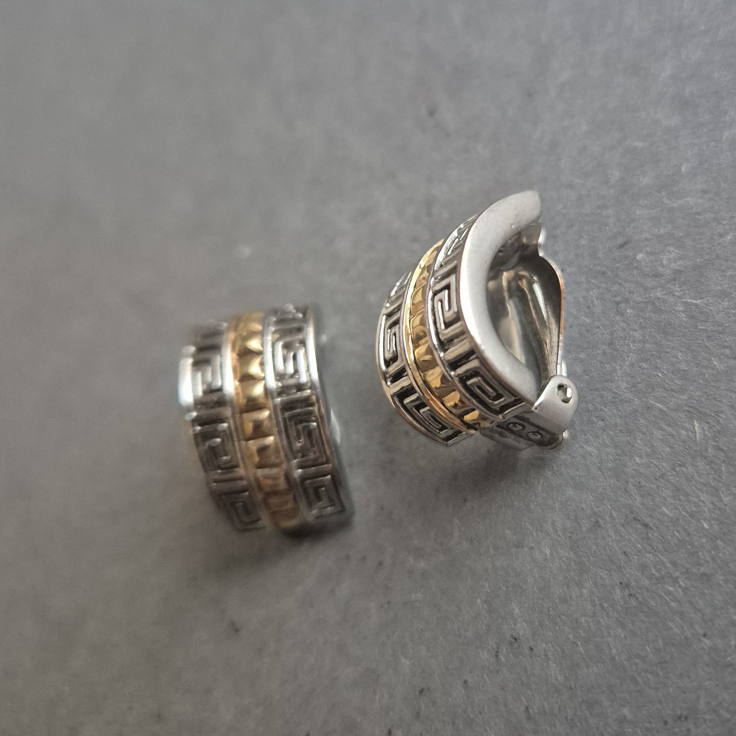 Silberne Creolen mit Goldakzent – Griechisches Muster im Bicolor-Look