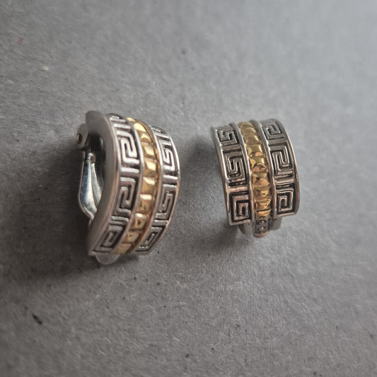 Silberne Creolen mit Goldakzent – Griechisches Muster im Bicolor-Look