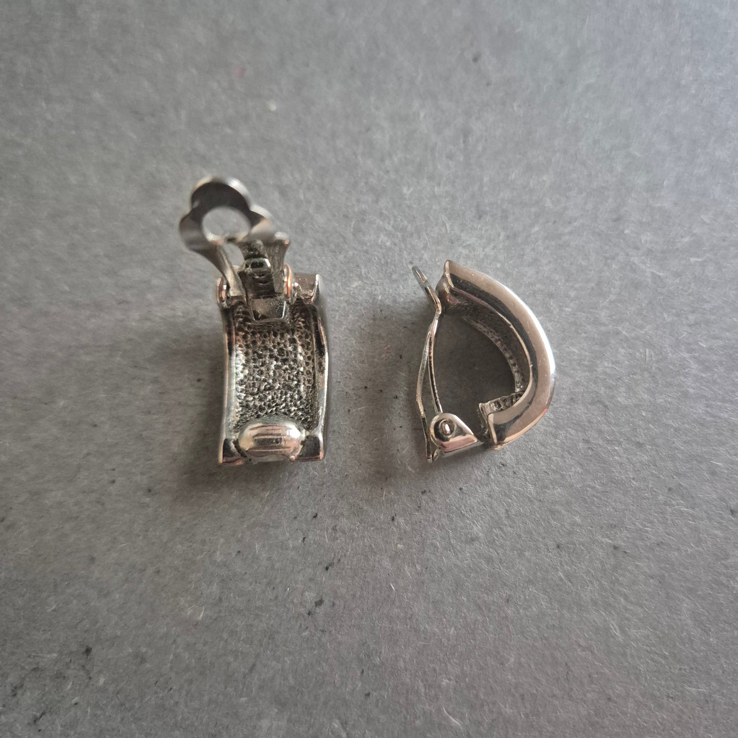 Silberne Creolen mit Goldakzent – Griechisches Muster im Bicolor-Look