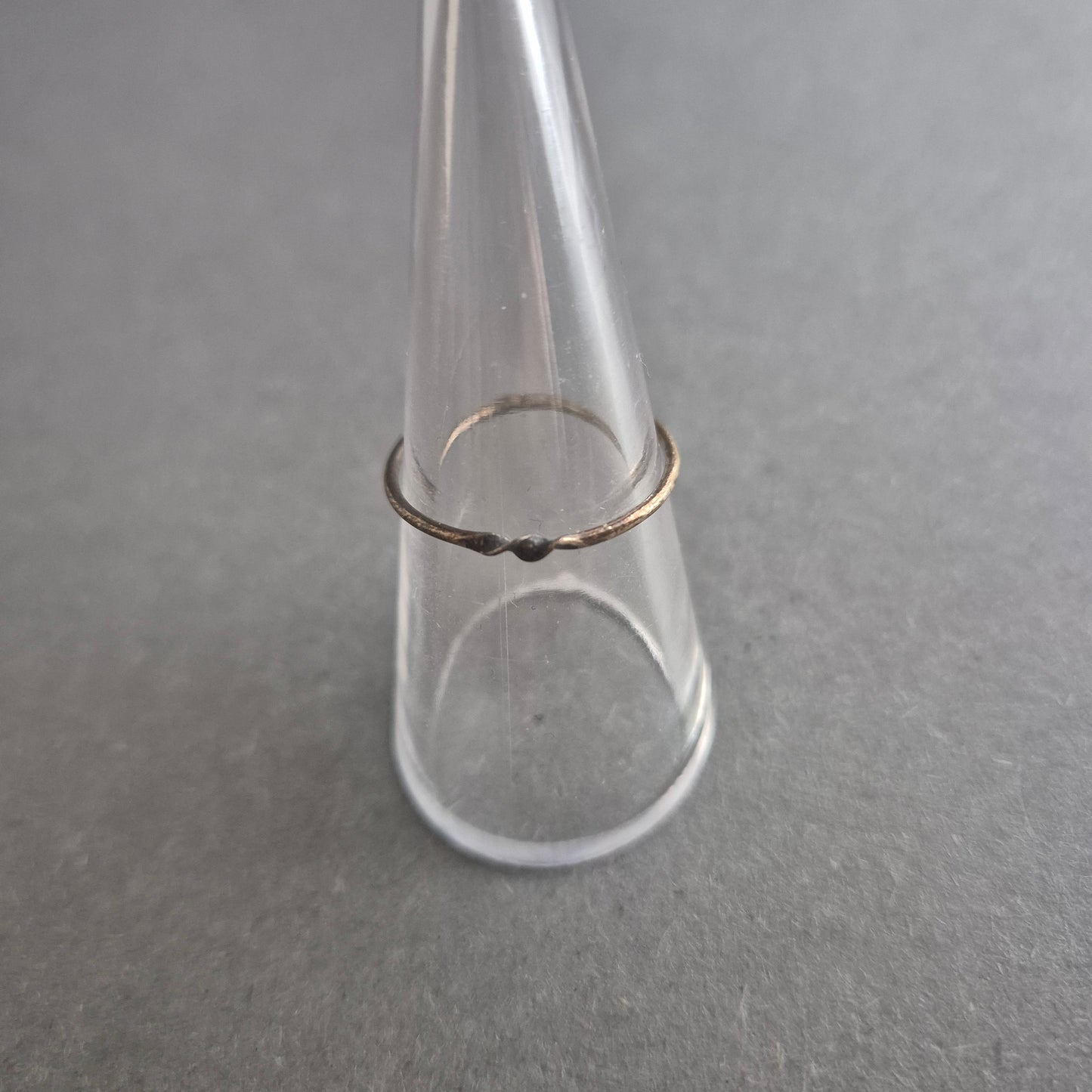 Feiner Vintage-Ring aus Silber – Zarte Ausführung mit Doppelpunkt-Detail