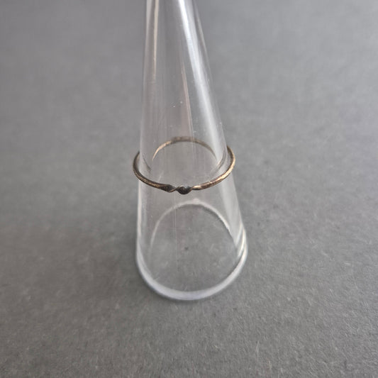 Feiner Vintage-Ring aus Silber – Zarte Ausführung mit Doppelpunkt-Detail