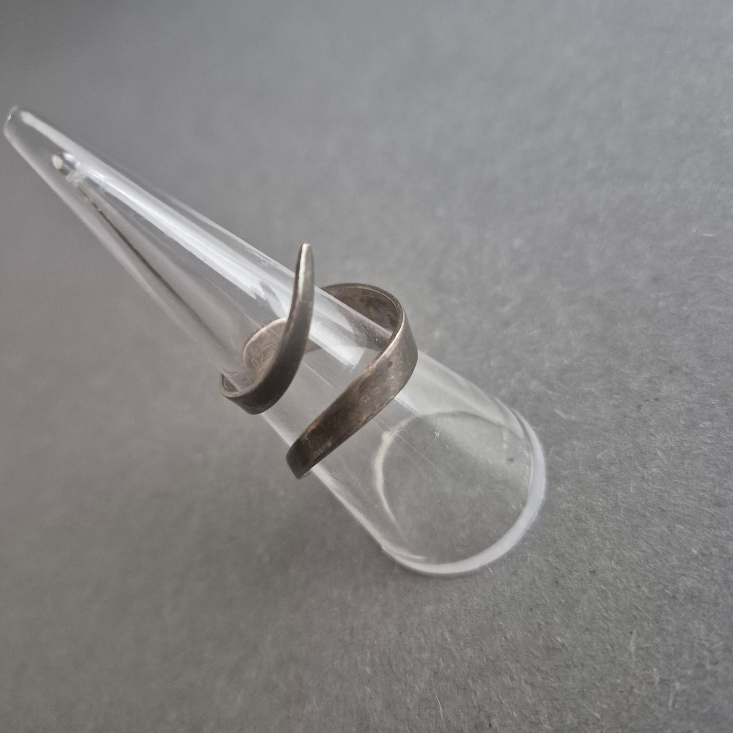 Modernistischer Silberring 925 – Offenes Wickeldesign mit Patina