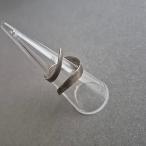 Modernistischer Silberring 925 – Offenes Wickeldesign mit Patina