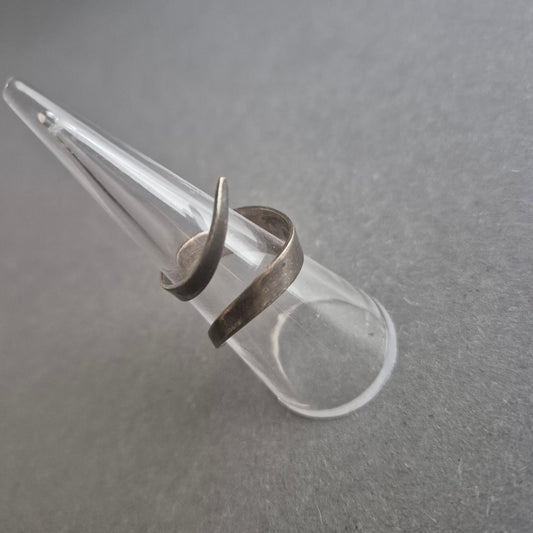 Modernistischer Silberring 925 – Offenes Wickeldesign mit Patina